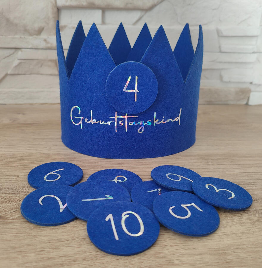 Geburtstagskrone mit Druckknöpfen und Zahlen